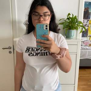 Vit Stranger Things T-shirt, bra skick, använts några gånger