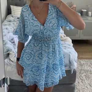 Gullig blå klänning🩵💙🩵💙 - Säljer denna gulliga blå klänningen från new torker som är helt oanvänd! Inga defekter🩷 Lappen sitter fortfarande kvar!!