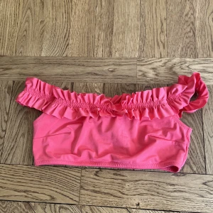 Rosa bikinitopp - Korallrosa bikinitopp med volang. Passar storlek 36/S