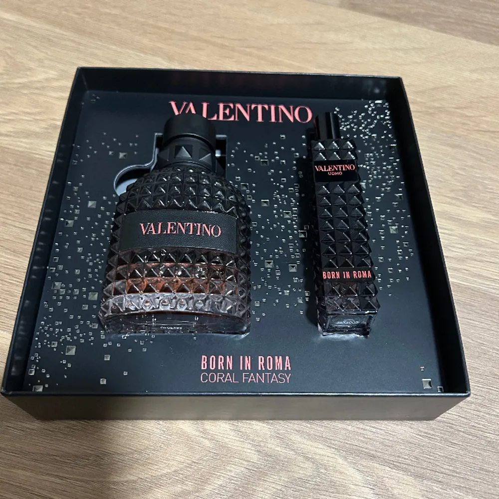 Säljer mina 50ml + 15ml flaskor av Valentino Coral Fantasy som ett gift set. Jättegod doft, luktar som en fruktskål. Endast taget 1 sprut, köptes från kicks för 975:- säljes då jag ej använder den. . Accessoarer.
