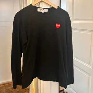 Tröja Comme Des Garcons - Svart långärmad tröja från Comme des gracons. Storlek L men mer som en S/M. 