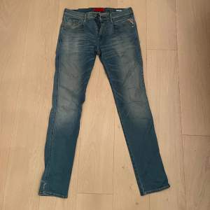 Ett par jeans från Replay i regulator fitt, 31/33