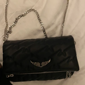 Assnygg väska  - Superfin väska ifrån Zadig&Volitare, köpt för 3200kr på zalando💗 den har inge defekter alls! Säljer då jag inte får användning av den och rensar ur mitt rum💗 använd kanske 5 gånger