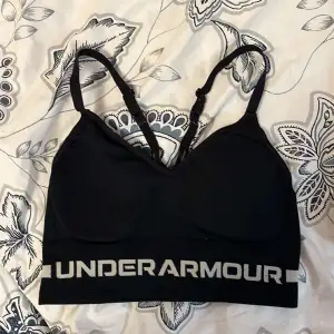 En jättefin mörkblå träningstopp från Under Armour i storlek S