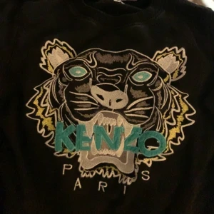 KENZO TRÖJA - Säljer min kenzo tröja då jag växt ur den. Kommer ej ihåg vad den kostar som ny men den är äkta. Storlek S men är liten i storleken så passar xs eller xxs kontakta mig för fler bilder eller frågor (kan gå ner i pris vis snabb affär) 