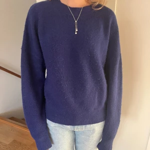 Blå stickad tröja - En blå stickad tröja från zara