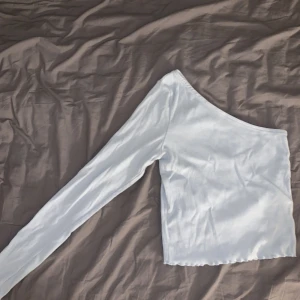 Off shoulder topp - Fin topp från Gina Tricot. Knappt använd, därav väldigt bra skick.