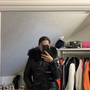 Glansig jacka  - Storlek s  Som ny