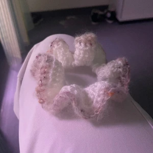 Handgjorda/virkade scrunchies  - Går att välja mellan olika färger, pastell mest💞 med mohair och bumull garn. Går att customise! 