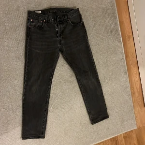 Levis 501 grå - Växte ur dessa, har ett mindre hål kan enkelt sy igen, skick 5/10 pga hål ny pris 1200 mitt pris 250 storlek 30-30