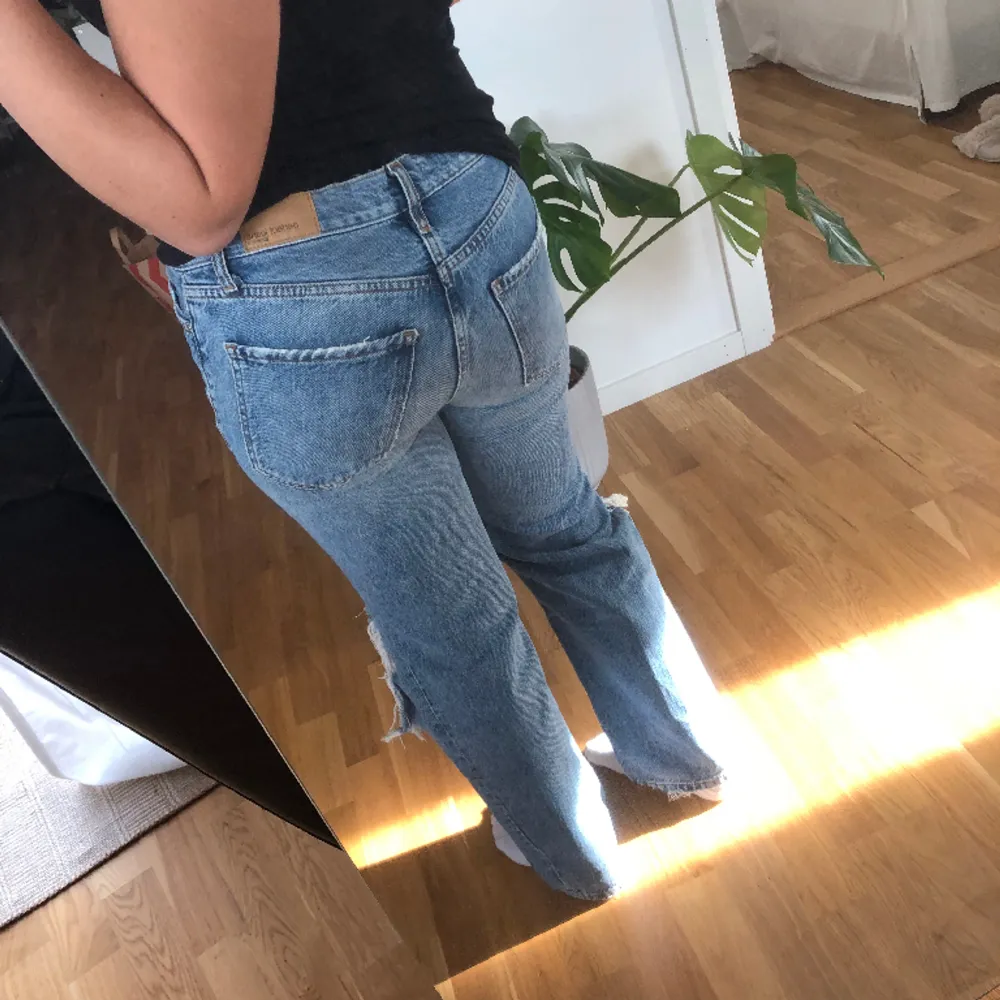 Håliga jeans från Gina Tricot i storlek 34. Jeans & Byxor.