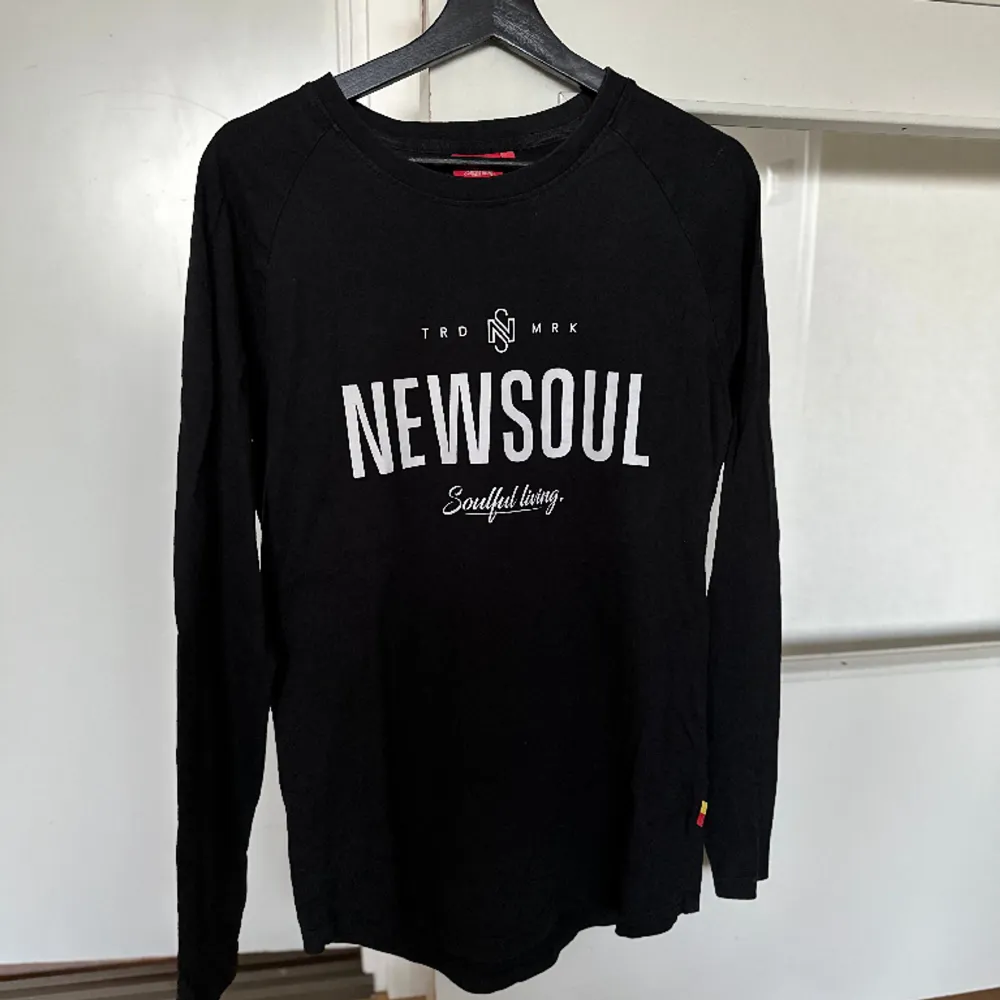 Långärmad tröja från NewSoul, använt fåtal gånger . Tröjor & Koftor.