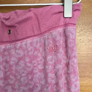 Jättesöta rosa leopardbyxor. Jättemjukt tyg. Köpta secondhand men i bra skick, inga fläckar. Storlek M men skulle säga att det är mer som en S.