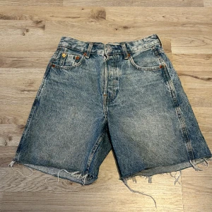 blå jeansshorts - säljer då de inte kommer tills användning längre🩵sparsamt använd