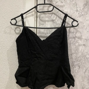 Topp/blus från Zara - Toppen är i storlek xs, lite utsträckt i ryggen men går att använda ändå. Finns dragkedja vid sidan av toppen. Pga den är utsträckt i ryggen så säljs den där endast 20kr!