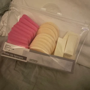 Makeup sponges  - Makeup sponges i 3 olika former. 31 från början men 29 stycken kvar. Dom som är kvar är såklart helt oanvända 