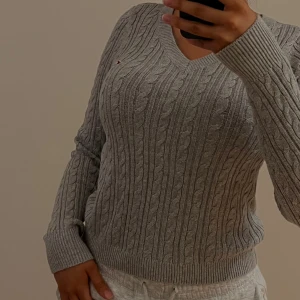 Grå tröja - En grå tröja ifrån hollister i storlek S. Passar perfekt till vintern. Bekvämt material. (Frakten är redan inräknad i priset 180kr) 💅🏽👠