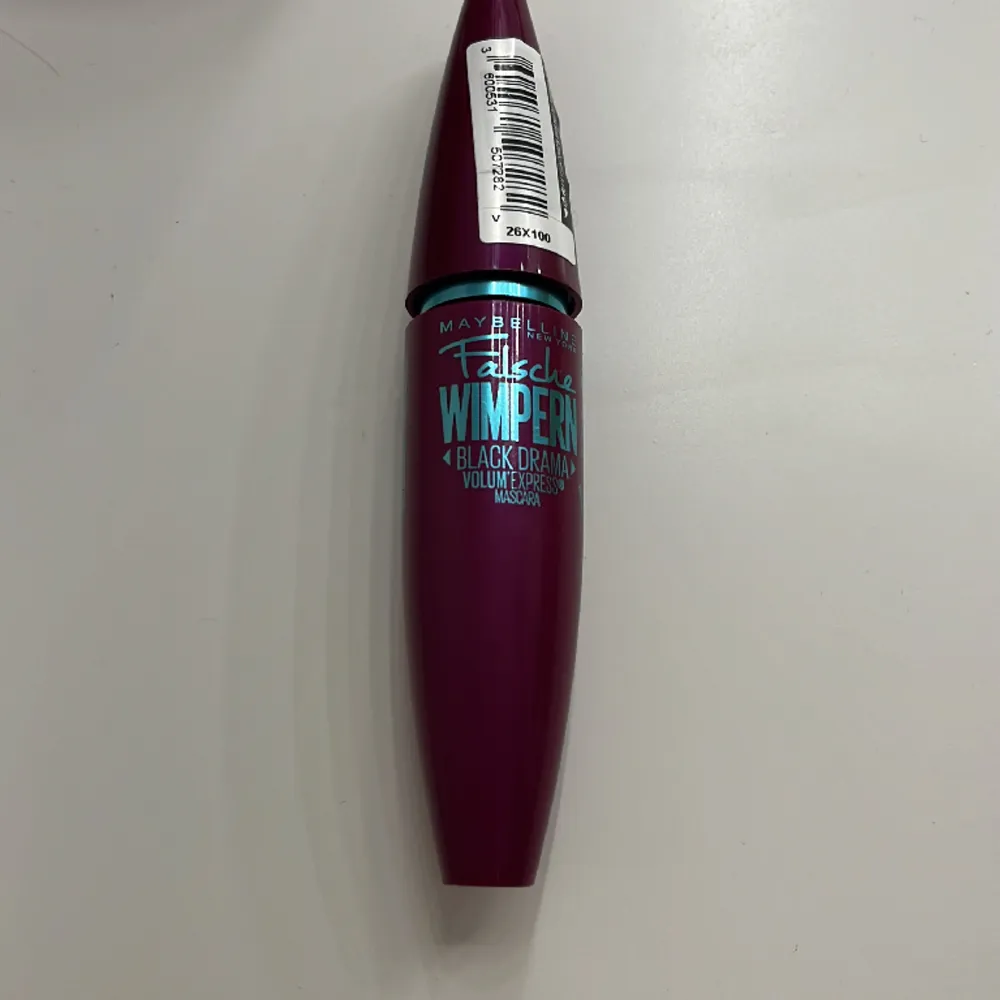 Hej! Säljer denna helt oanvända mascara från maybelline som jag fick i min julkalender men jag använder ej mascara. Den är helt oanvänd och oöppnad. Hör av dig big frågor eller köp ❤️. Övrigt.