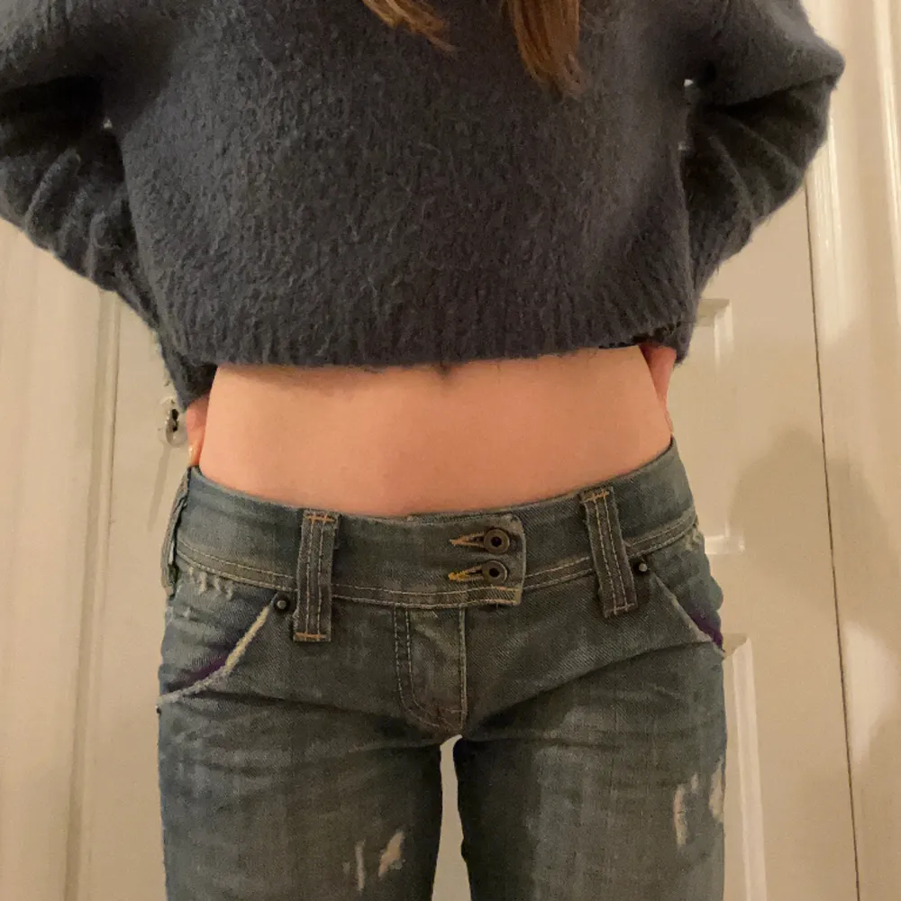 Så snygga Low Waits jeans! Passar mig som är 162! Midjemått rakt över är 38 cm och innerbenslängd 71 cm. Skriv gärna om ni har frågor! Säljer för att jag inte använder längre!💗🙌. Jeans & Byxor.