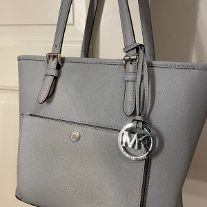 Mk väska - Säljer denna superfina mk väska. Den har lite slitage på sidan av handtaget och några fläckar i innerfodret, därav det billiga priset.