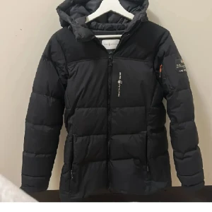 Sail racing vinter jacka - Använd en halv vinter, inga skador, storlek S och formar kroppen fint. Skriv för närmare bilder hur den sitter på. Tveka inte att skriva, pris går diskutera vid snabb affär!!