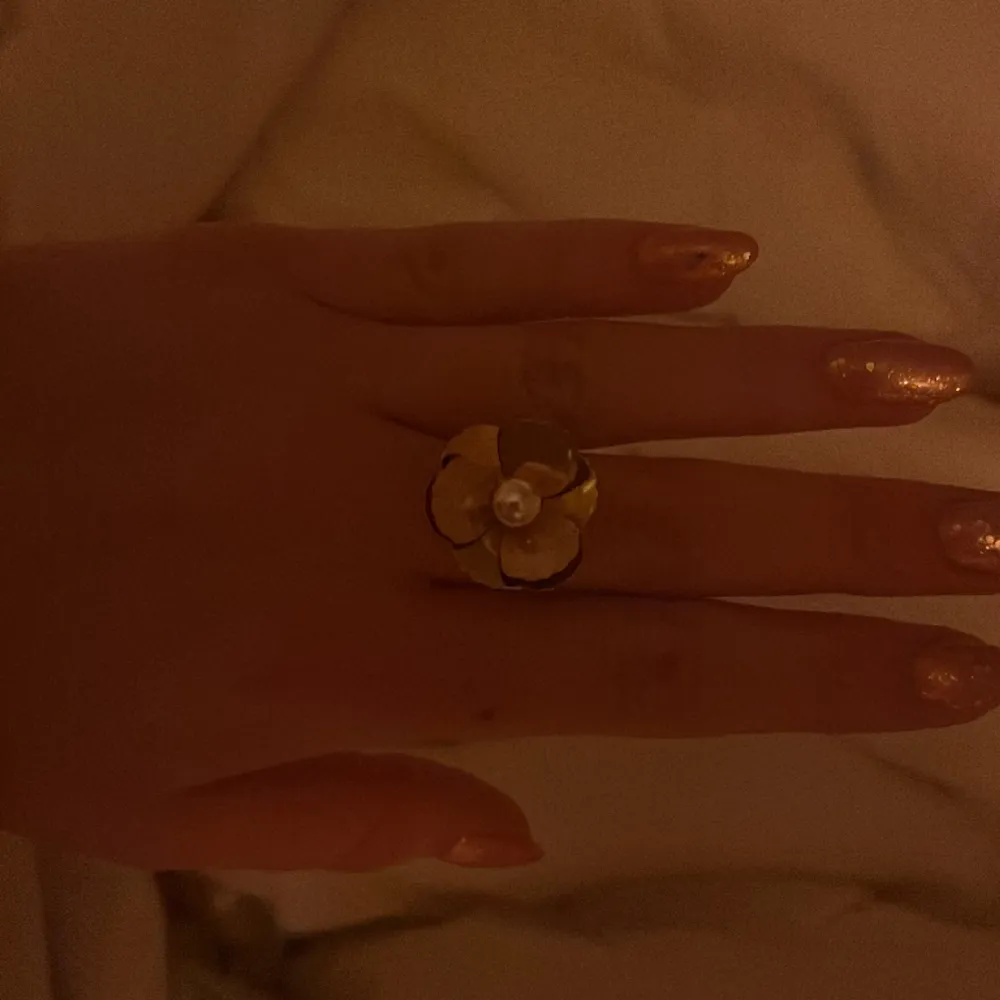 Jätte fin guld färgad ring. Accessoarer.