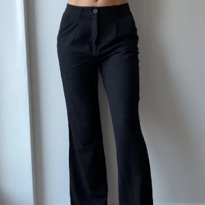 LINNEBYXOR - Svarta linnebyxor i superfint skick utan defekter, säljer då de tyvärr är lite för korta på mig som är 180. Köparen står för fraktkostnad 🖤