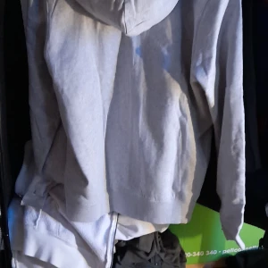 Helt ny hoodie strl M - Helt ny med tags kvar mm. Nypris 499