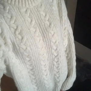 Stickad tjocktröja - Jätte fin mysig stickad tjocktröja från HM! Helt oanvänd och ny! Är XS men passar till större storlekar också då den är oversize💗