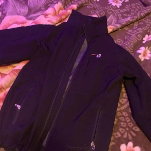 88 jacka  - Säljer min höstjackan då jag inte ha andvänt och köpt lite spontant.