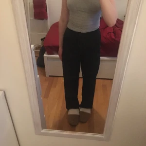 Raka kostymbyxor från C&A - Supersköna och mjuka kostymbyxor från C&A. De är pinstripe , har små vita ränder. Liknar madladys kostymbyxor, står ej strl men passar 32-36, xs-s