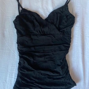 Fest linne - Jättesött svart linne. Lite mer festligt, passar perfekt till nyår. 