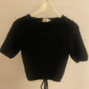 Topp - Topp från Na-Kd X Hanna Schönberg. Använd en gång så i väldigt bra skick. Storlek S. Köparen står för frakt.💗