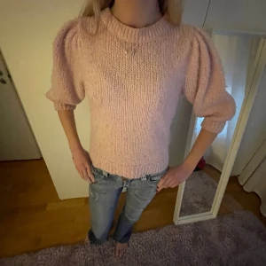 Stickad tröja  - Ljusrosa stickad tröja med puffärmar! 