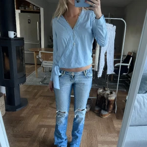 Ljusblå - Söt ljusblå blus med knytdetalj🩵🩵