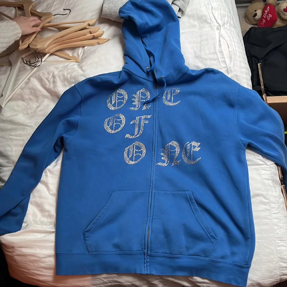 Hej jag säljer min one of one hoodie pågrund av att den inte kommer till användning, den har inga skador eller missfärgningar . Tröjor & Koftor.