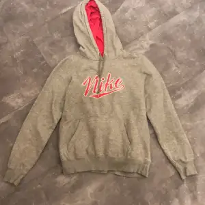 En skit snygg Nike hoodie som jag tror inte säljs längre, (kan inte hitta någonstans) Används inte då jag tycker den sitter lite för tajt på mig