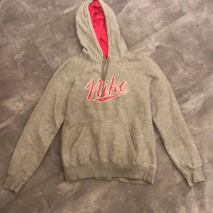 Nike hoddie - En skit snygg Nike hoodie som jag tror inte säljs längre, (kan inte hitta någonstans) Används inte då jag tycker den sitter lite för tajt på mig