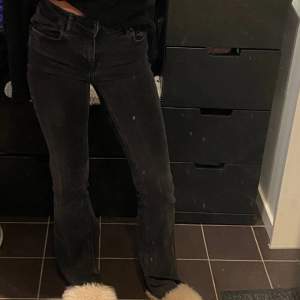 Svarta jeans som är bootcut längst ner 💕 (Spegeln som är smuttsig)