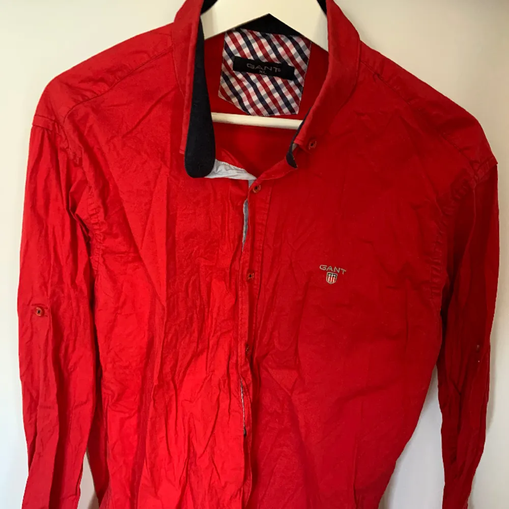 Röd skjorta i bra skick  Storlek XL  97% Bomull 3% Licra . Skjortor.