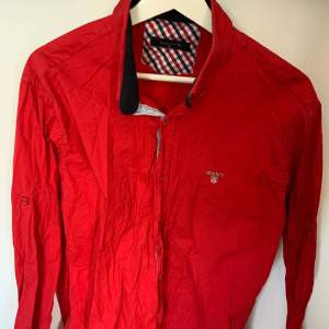 Röd skjorta i bra skick  Storlek XL  97% Bomull 3% Licra 