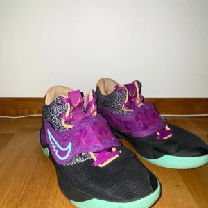 Kd Trey x - Jag säljer mina KDs för det inte kommer till användning då jag har nya skor. De är inte använda så mycket och har fortfarande bra grepp. De är i storlek 45. 