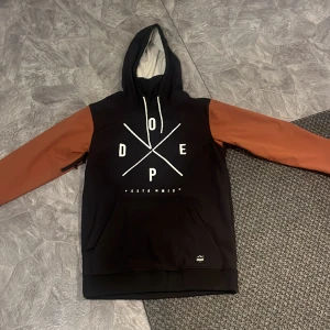 Dope snowboardjacka - En snygg snowboardjacka köpt från dopes egna hemsida. Använd endast 2 dagar, säljer pga för stor storlek, går att diskutera priset