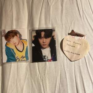 WTS  ✅  Har bts J hope bts the best  Vill ha 200kr  Beskrivning  Den är officiella och i nytt skick. Jag säljer dem som ett set men man kan absolut köpa bara en om man vill. Hör av dig först så att vi kan diskutera priset. Men som ett set 200kr