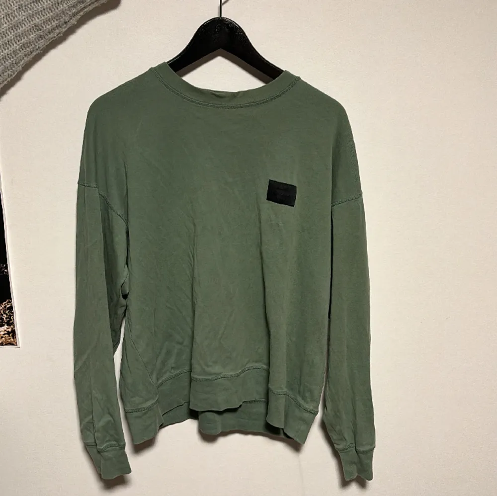 Snygg Sweatshirt i ljusgrön färg. Nypris cirka 800kr. Hoodies.