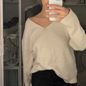 Stickad tröja - Vit stickad tröja. Storlek M men skulle säga S. Det var länge sen jag köpte den så vet inte vart den är ifrån. Säljer för får inte användning av den.