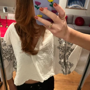 Zara blus - Så fin fjärilsblus från zara. Jättebra skick🤍