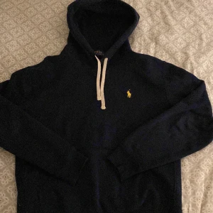Polo ralp lauren  - Väljer att sälja min Ralph lauren hoodie då den är mycket liten och har inte använts på ett långt tag, storleken XS. Är däremot i otroligt bra skick 
