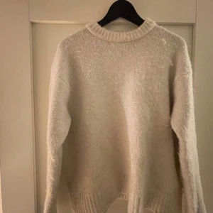 Zara stickadtröja - Säljer en fin vit stickad tröja ifrån zara Storlek S🩷