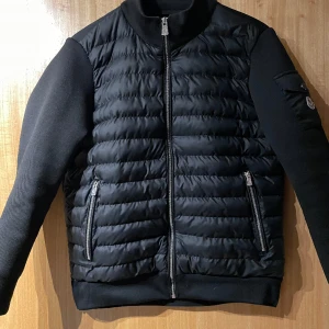 Moncler padded cotton  - Moncler jacka i ett väldigt fint skick. Säljer då jag helt enkelt inte vill ha den längre. Priset kan diskuteras i dm. Om ni undrar något så är jag öppen i dm/// Alex